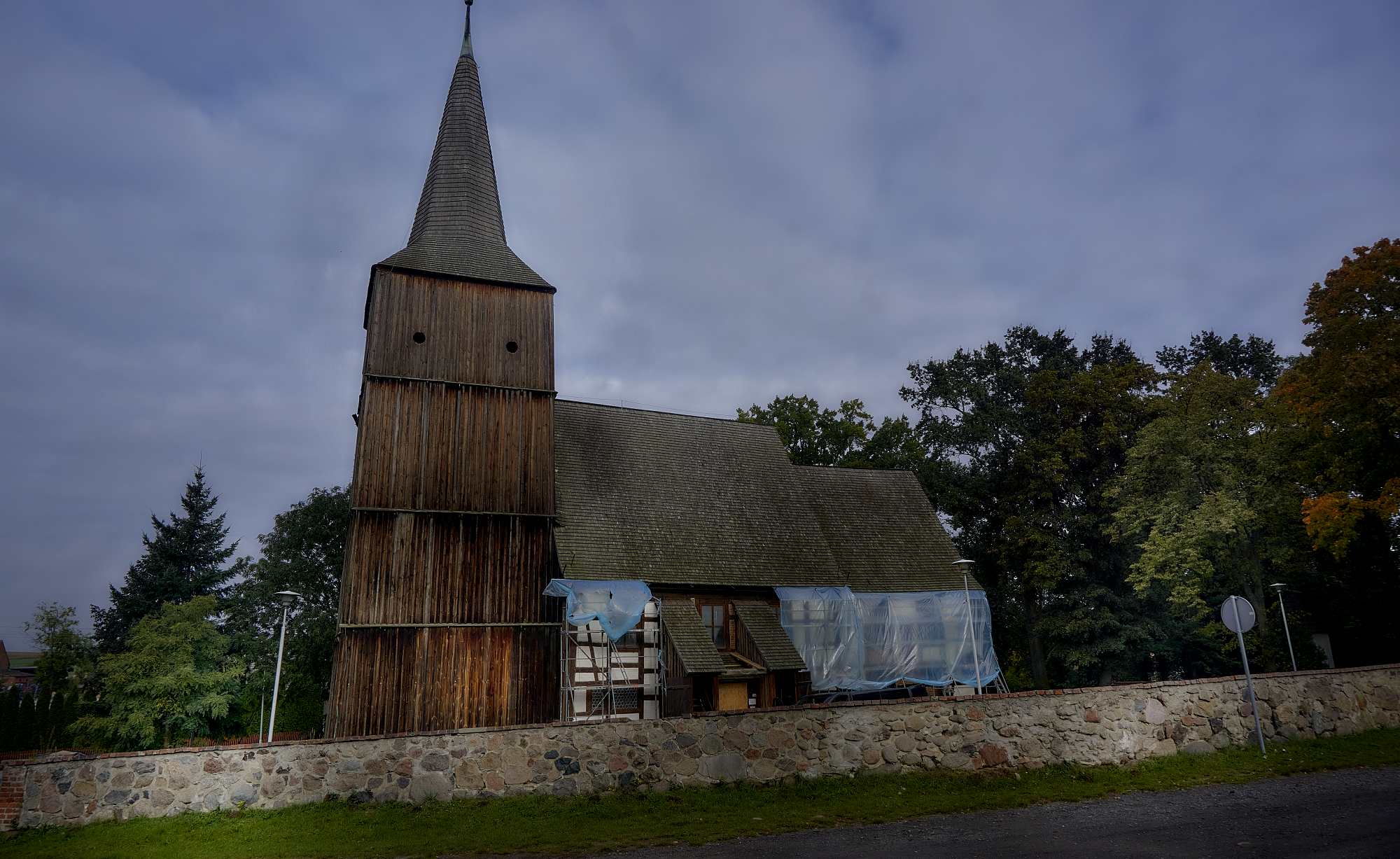Klępsk drewniany kościół na szlaku regionu kozła