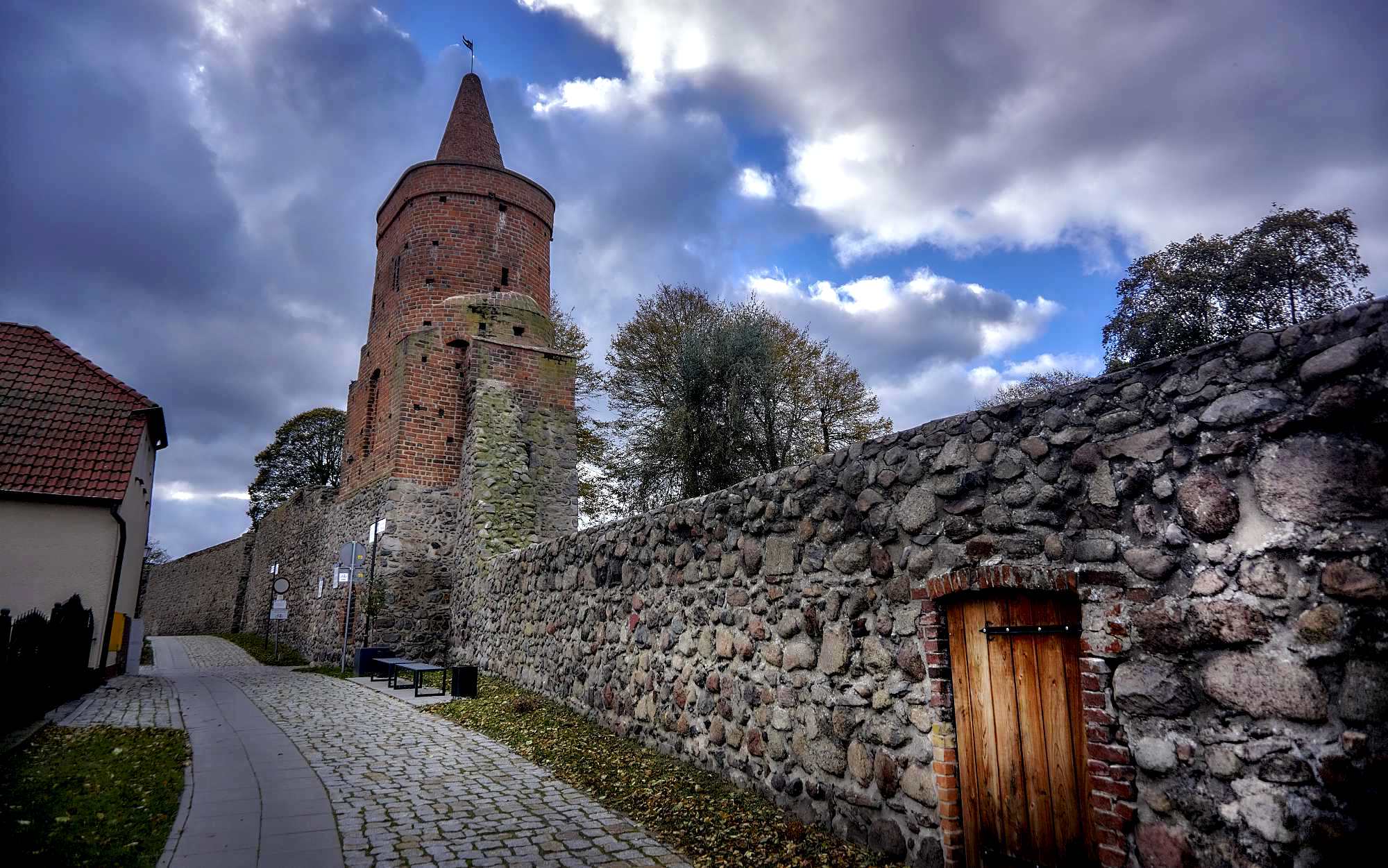 średniowieczne mury obronne i baszta czarownic w Strzelcach Krajeśńkich