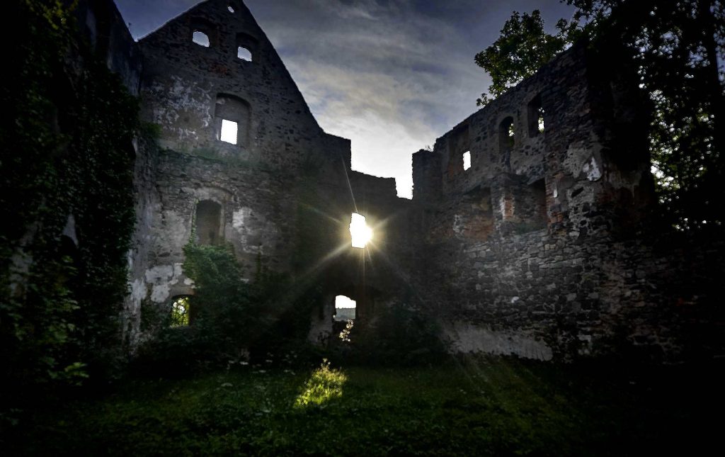 magiczne ruiny zamku Swiny