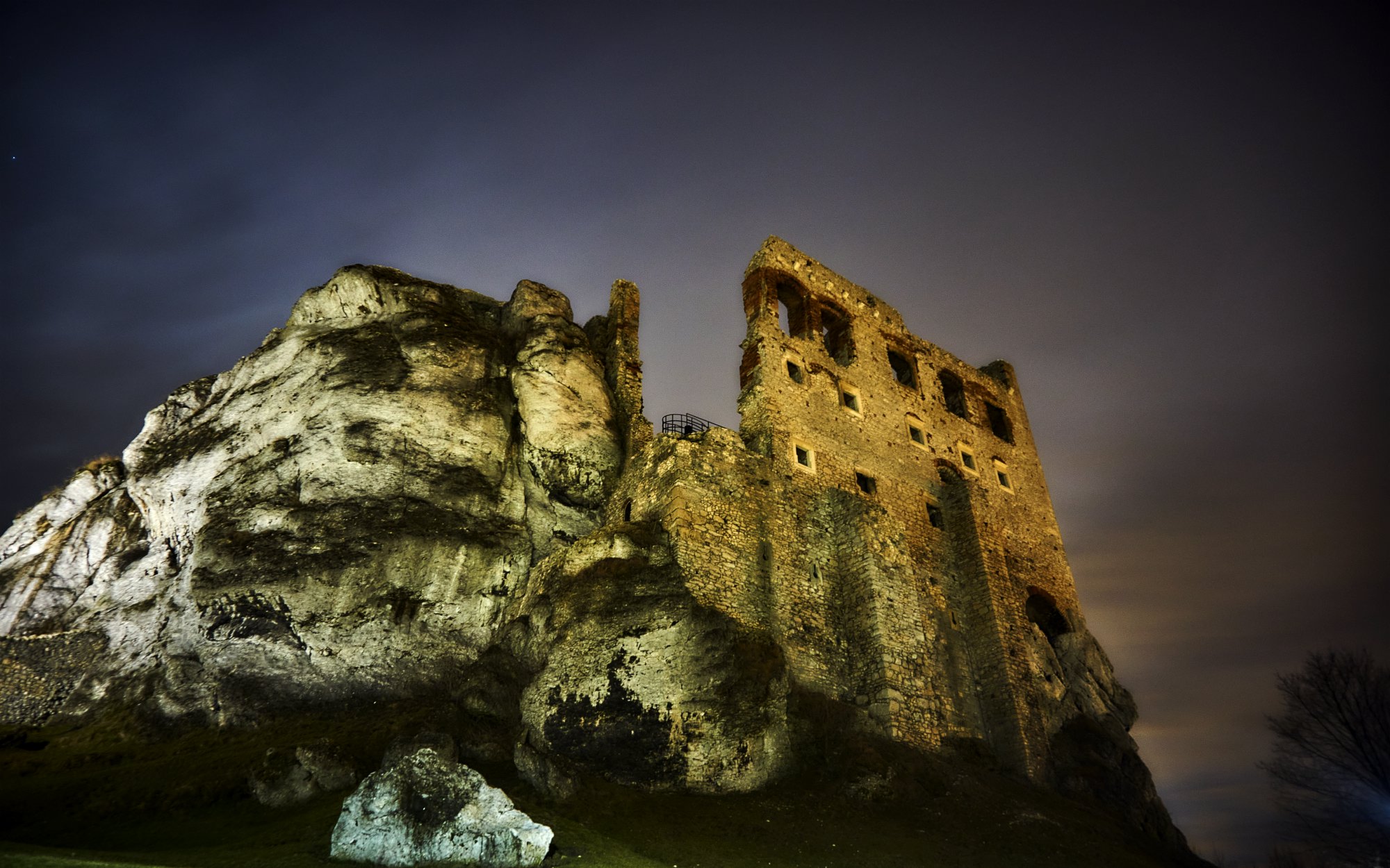 Zamek Ogrodzieniec w nocy