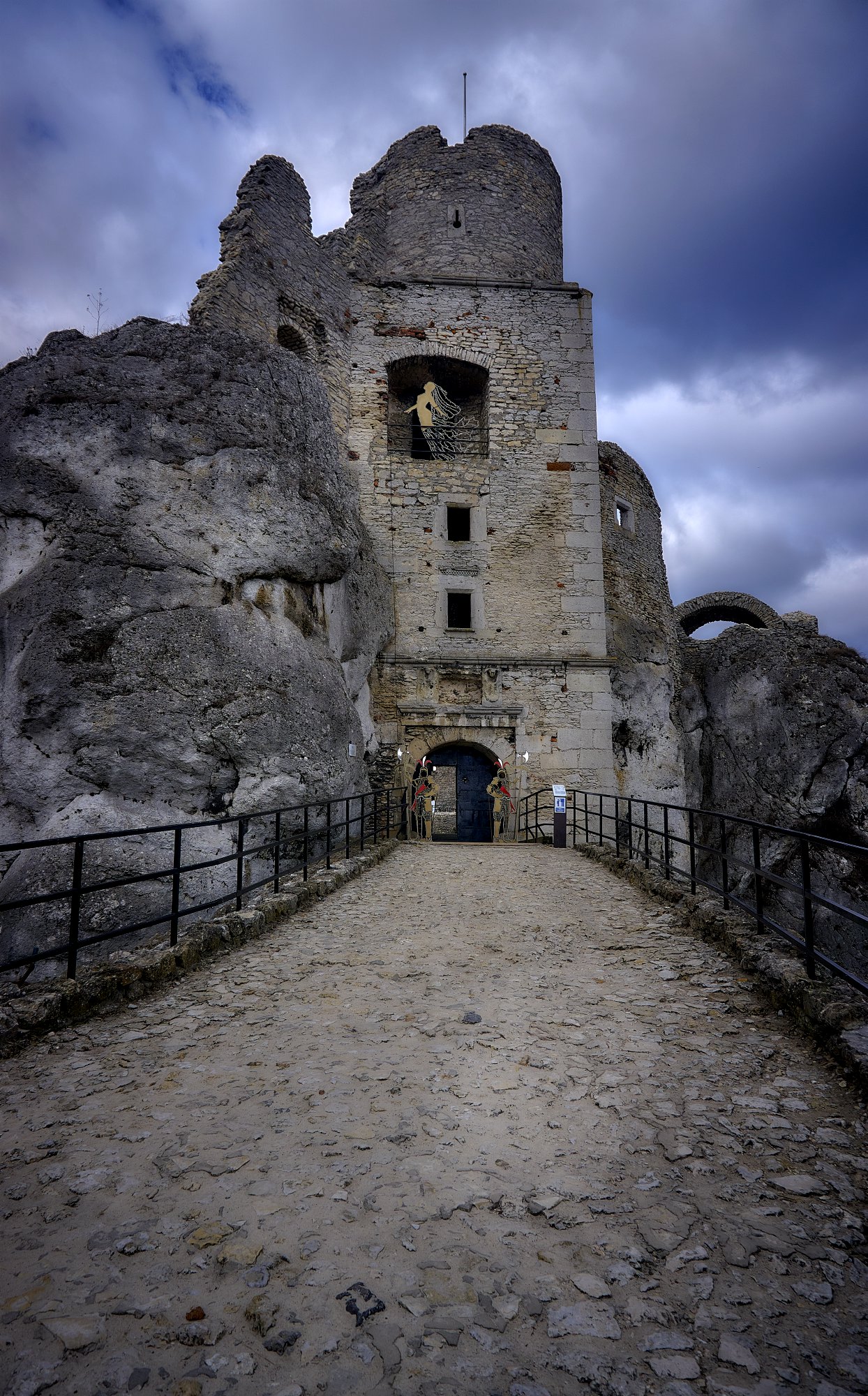 Zamek Ogrodzieniec -zwiedzanie, historia, legendy