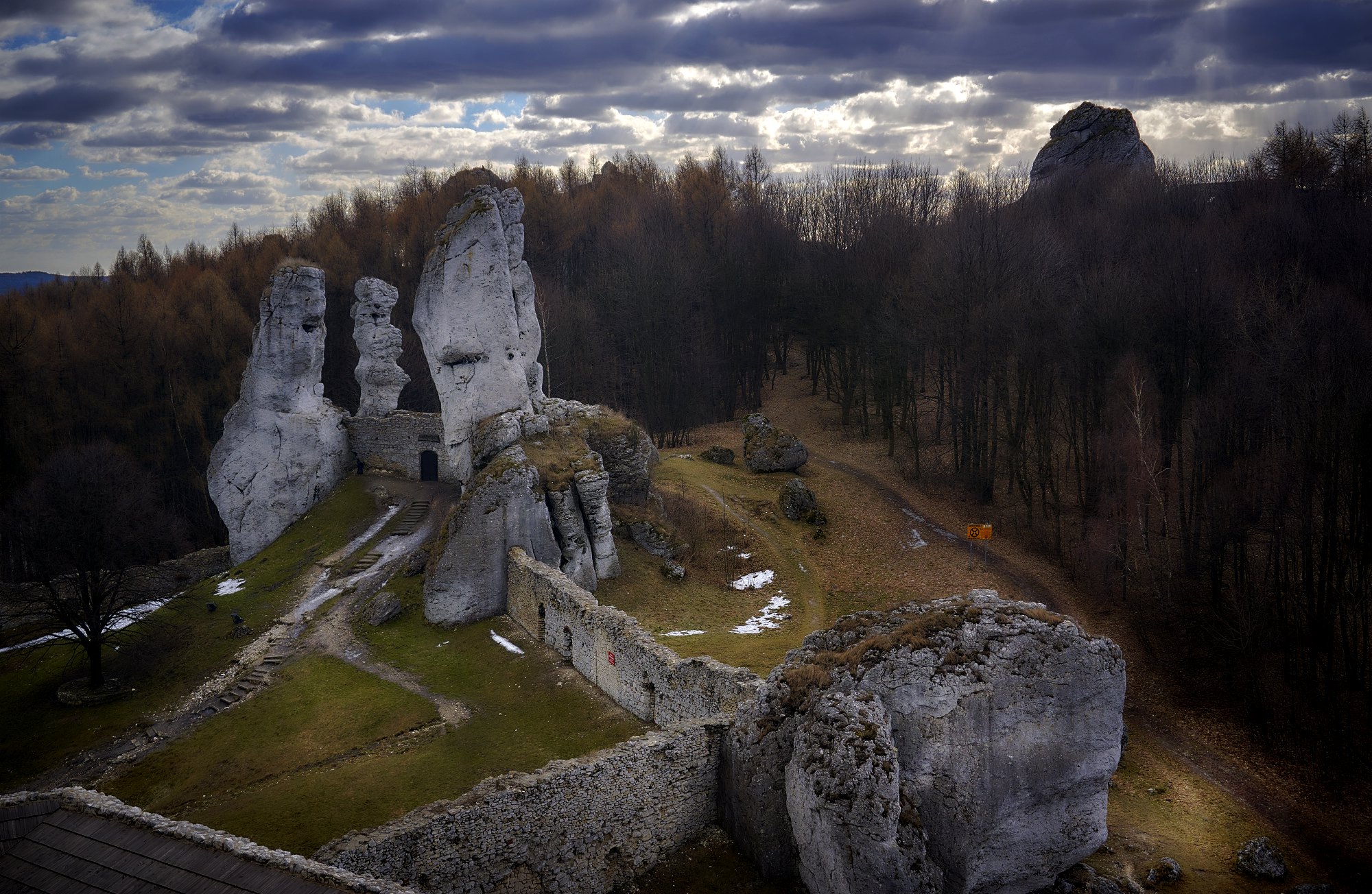 Zamek Ogrodzieniec -zwiedzanie, historia, legendy